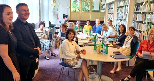 Рукописна грађа у завичајним фондовима библиотека