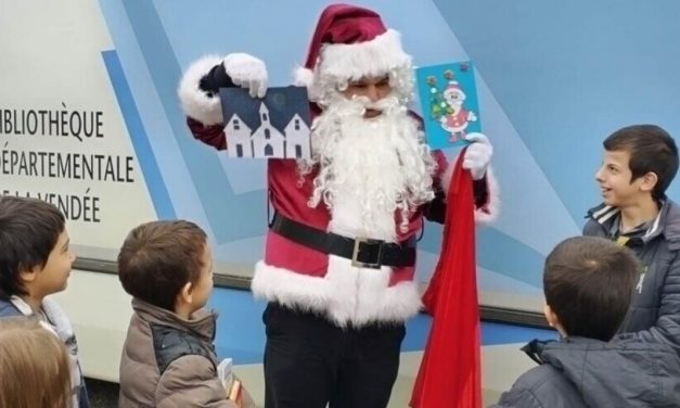 Деда Мраз путује и библиобусом